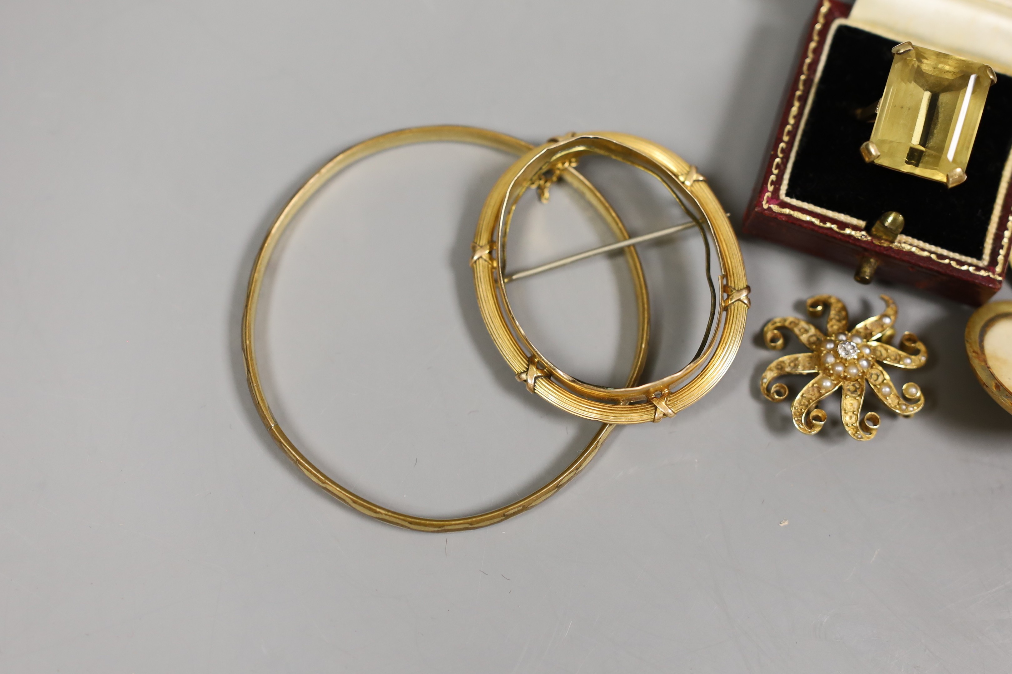 Assorted jewellery including a Victorian yellow metal, diamond and seed pearl set whorl brooch, 29mm, a yellow metal cameo brooch mount, a yellow metal locket, a 9ct and citrine set dress ring, gross 39.2 grams and a gol